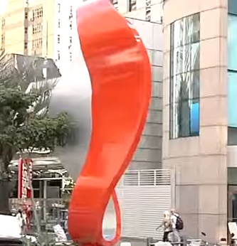 Escultura de Tomie Ohtake é instalada na Avenida Paulista
